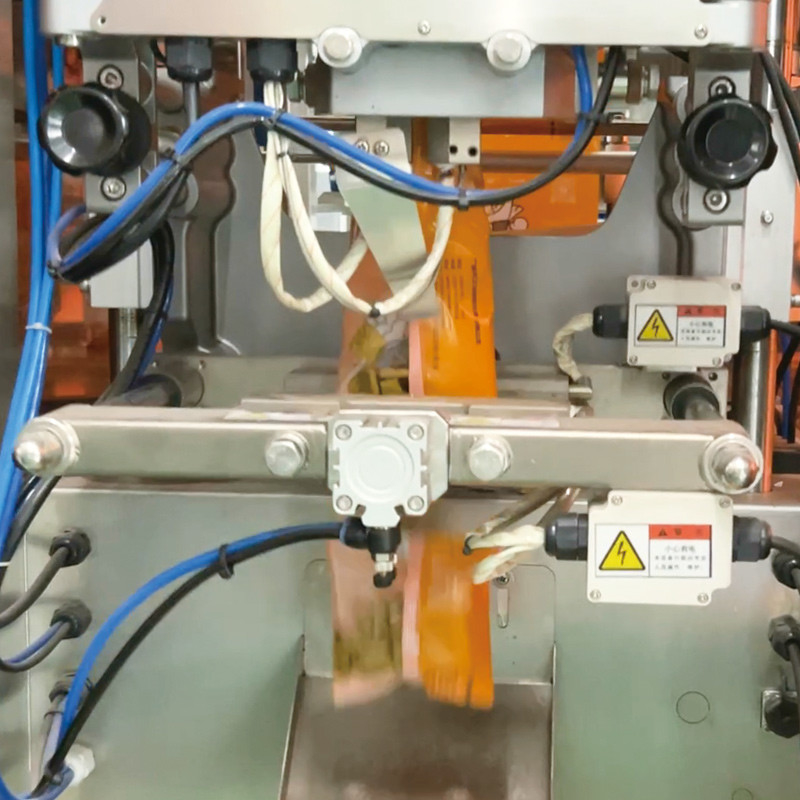 Verpakkingsmachine voor aardappelchips met meerdere koppen, stikstof, pindakaas, popcornzakjes, verpakkingsmachine