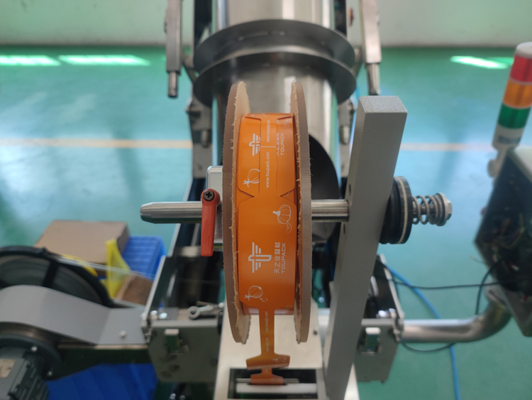 Automatische netzakverpakkingsmachine Gewichtsbereik 3g-5000g voor het verpakken van groenten Vruchten Gember aardappelen Citrusvruchten