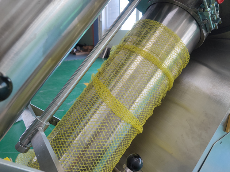 Automatische netzakverpakkingsmachine Gewichtsbereik 3g-5000g voor het verpakken van groenten Vruchten Gember aardappelen Citrusvruchten