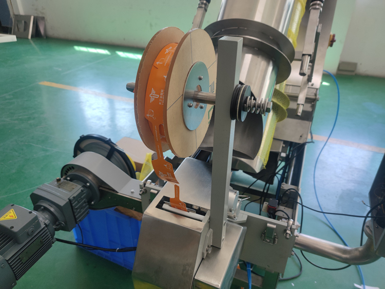 Automatische netzakverpakkingsmachine Gewichtsbereik 3g-5000g voor het verpakken van groenten Vruchten Gember aardappelen Citrusvruchten