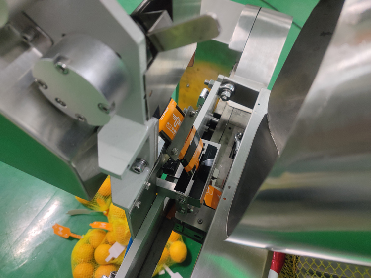 Automatische netzakverpakkingsmachine Gewichtsbereik 3g-5000g voor het verpakken van groenten Vruchten Gember aardappelen Citrusvruchten