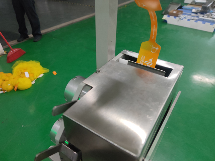 Automatische netzakverpakkingsmachine Gewichtsbereik 3g-5000g voor het verpakken van groenten Vruchten Gember aardappelen Citrusvruchten