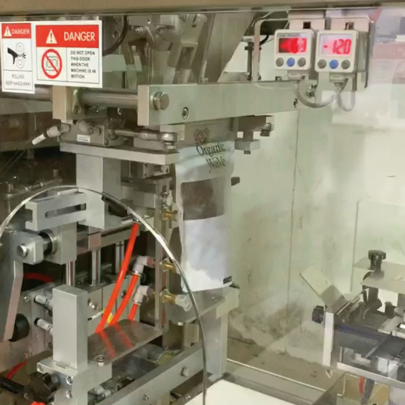 Vietnam Automatisch koffieverpakkingssysteem Doypack Roasted Coffee Bean Gusset Bag Ziplock Pouch Verpakkingsmachine met datumprinter