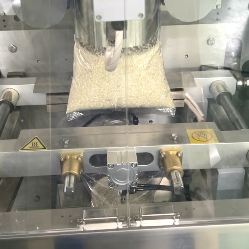 Full Automatic VFFS Weighing Seal Pouch Bag Packaging Coffee Feed Banana Candy Snack Nitrogen Grain Potato Chips Packing Machine