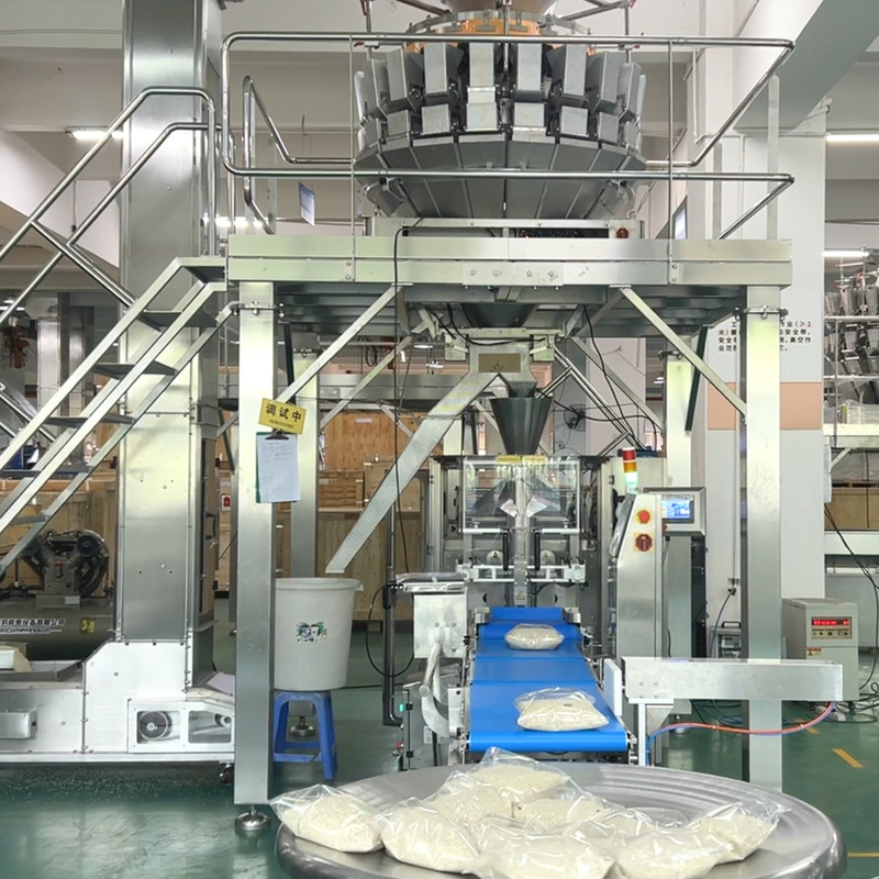 Full Automatic VFFS Weighing Seal Pouch Bag Packaging Coffee Feed Banana Candy Snack Nitrogen Grain Potato Chips Packing Machine